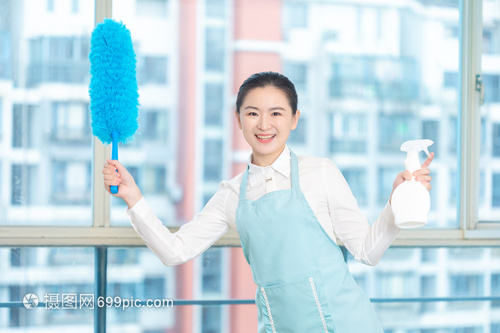 手執(zhí)撣子，拂塵生輝 專業(yè)家政保潔員的形象與服務